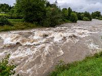 Mächtige Gischtwellen in reißender Prien